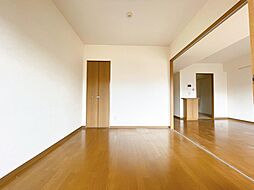 [寝室] 約6帖の洋室です。仕切りを閉じると寝室としてお使いいただけます。仕切りを開くと隣接しているリビングとつながるので、開放的な空間でお過ごしいただけます。室内（2022年5月）撮影