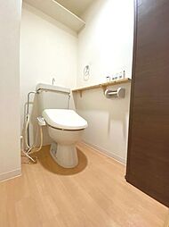 [トイレ] トイレスペースは広々と確保、車いすにやさしいリフォームとなっております。