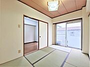 和室5帖、照明器具は備え付けです。