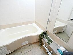 [風呂] 【浴室】1日の疲れをリフレッシュできるユニットバス。ナチュラルカラーのアクセントパネルが落ち着いた印象の浴室です。