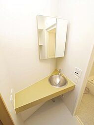 [洗面] 二面鏡タイプのシンプルでおしゃれな洗面台です。洗面下にはフリースペースがありますのでお好みで収納スペースを造設することができます。
