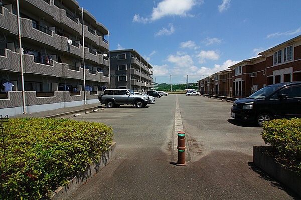 画像17:広〜い駐車場！駐車しやすくて安心です。