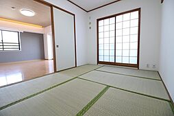 [内装] リビング隣の6畳和室。畳の表替えがされているので、鮮やかな緑が綺麗です