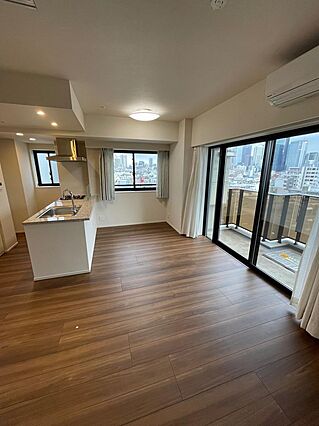 視界を遮り建物...