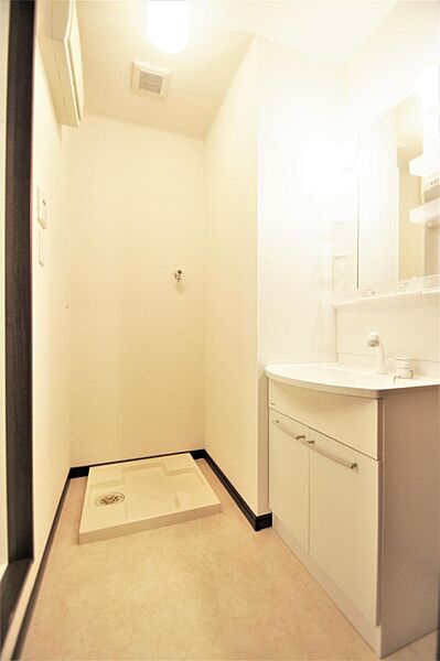 画像16:洗面所には洗面化粧台、洗濯機置き場があります。