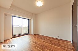[寝室] 住まう方自身でカスタマイズして頂けるように「シンプル」にデザインされた室内。自由度が高いので家具やレイアウトでお好みの空間を創り上げられます。