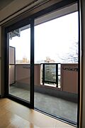 窓は大きく採光が取れます。