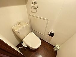 [トイレ] プライベート空間として機能や内装にこだわった、ナチュラルで優しい雰囲気のトイレはリラックス空間へ。