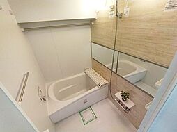 [風呂] バスルームは、雨の日のお洗濯にも安心の浴室乾燥機付き。デザインパネルがとってもおしゃれな空間に。毎日の疲れを洗い流すバスルームは、心地良いリラクゼーション空間です。