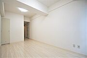 洋室１０．４帖、照明器具は備え付けです。