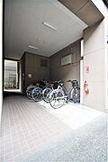 マンション東側が入口になります。