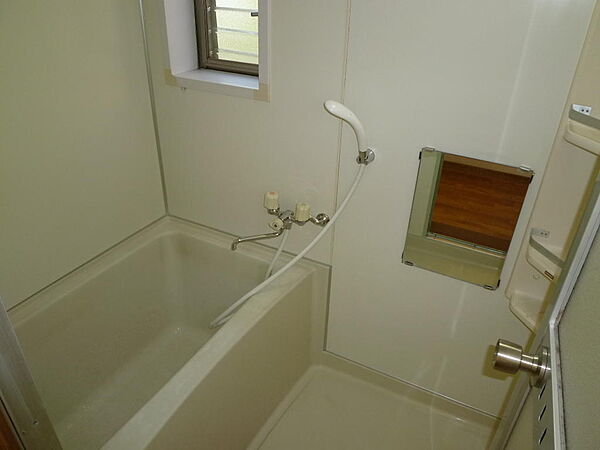 画像12:バスルームは小窓付き。換気ができるのがうれしいです。収納棚もあり、洗髪グッズなどを収納するのにも便利です。