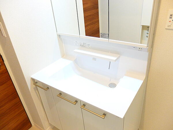 画像7:三面鏡の鏡付いたシャワー付き洗面台(*^-^*)