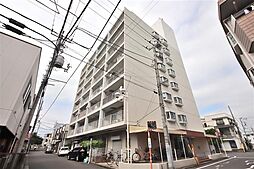 [外観] 西武新宿線「新挟山」駅まで徒歩4分。都市機能の利便性を感じられる立地に建つマンションです。
