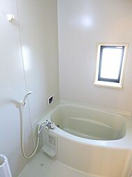 [風呂] 浴室には窓も付いて明るく換気も良好♪