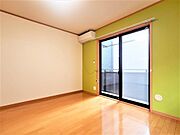 洋室10帖、照明器具は備え付けです。