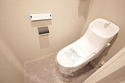 [トイレ] 白を基調とした清潔感の高いお手洗い。
