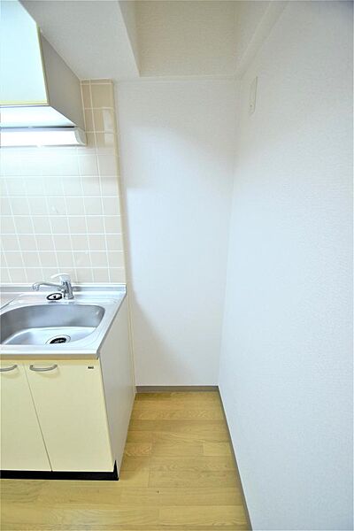 画像13:キッチン横には冷蔵庫を設置するスペースがあります。