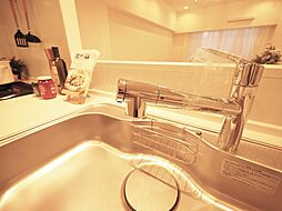 [設備] クリアな水が毎日使え、見た目にもスマートな浄水器一体型。水栓は、引出し式のシャワーヘッドなのでシンクの隅々までお掃除できます。