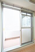 南向きの窓は大きく採光が取れます。
