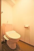 トイレは温水洗浄機能付きです。上部に小棚もあります。