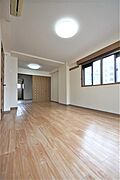 洋室１３帖、照明器具は備え付けです。