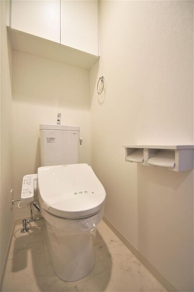 画像16:トイレは温水洗浄機能付きです。便利な収納棚もあります。