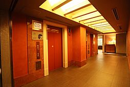 [その他] 3基のエレベーターを備えたエレベーターホール（1Ｆ）
