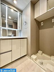 [洗面] ・白を基調とした清潔感のある洗面台。・鏡は三面鏡になっており、鏡裏にも収納が出来ます。・ランドリースペース上部には吊戸棚がありタオルや洗剤・洗濯用品などの収納に大変便利ですね。