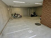 屋内バイク置き場。