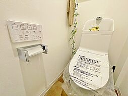 [トイレ] 洗浄便座付きトイレを新規交換済み。ゆとりをもったトイレの広さで落ち着く場です。上にも棚があって便利さもアップ。