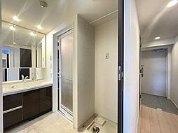 [洗面] ホワイトを基調にまとめた室内はホテルライクな空間を創造しております。身だしなみのチェックがしやすい大きな鏡、下には収納がたっぷり。可動棚もあるのでスッキリとした空間をお作りいただけます。