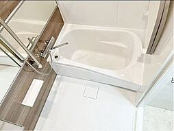 [風呂] バスルームは、雨の日のお洗濯にも安心の浴室乾燥機付き。デザインパネルがとってもおしゃれな空間に。