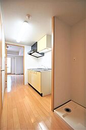 玄関とキッチンの間に洗濯機置き場があります。防水パンは備え付けです。