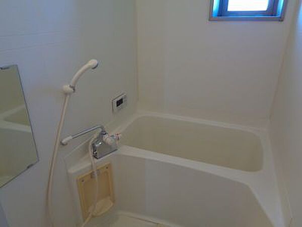 画像12:経済的な追い焚き機能付きの浴室
