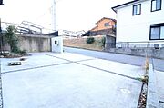 車種にもよりますが、並列2台駐車可能です。間口も広々としておりゆっくりと駐車していただけそうです。
