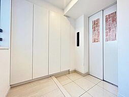 [玄関] 家の顔となる玄関は、格調高いデザイン性が求められます。玄関は、高級感と断熱性、防犯性に優れた玄関ドアを標準装備。デザイン性だけではなく、ピッキング対策に優れたセキュリティサムターン等、防犯対策を考慮。