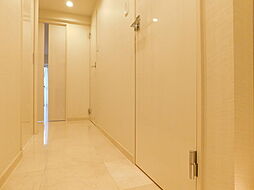 [内装] 【廊下】玄関廊下は大理石貼りで、高級感があり、明るい空間となっています。