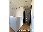 ■2階ホール｜写真右はトイレの扉。デザイン性がありステキです♪