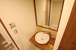 [居間] クロニクルマンションオリジナル洗面台。女性の方に大人気のオシャレなデザインになっております。仕様・デザイン性の高さが一目で分かります。※リフォーム中の為参考写真になります。