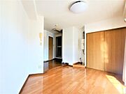 洋室5.9帖、照明器具は備付です。