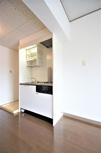 画像9:キッチン周り、横に冷蔵庫を設置するスペースがあります。
