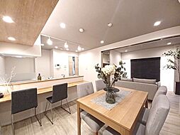 [居間] カウンターキッチンならではの開放的な見通し、全体が見渡せることでご家族の団欒スペースもより明るく笑顔が溢れる空間となります。 