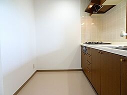 [キッチン] 冷蔵庫やカップボードも置きやすいです　水回りが近くにあるので家事動線も良く効率的に家事がこなせます