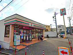 [周辺] セブンイレブン横浜六ツ川店まで535m、平戸桜木道路の「別所小学校入口」交差点にあるコンビニ。