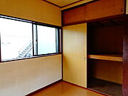 洋室4.5帖は2面採光になっており明るい室内となっております☆