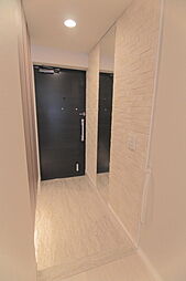 [玄関] 白を基調とした明るい色合いの玄関