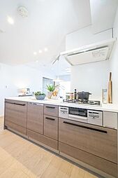 [キッチン] キッチンは人気のオープン型でシームレスな空間です。お部屋の色合いに調和した木の温もりが宿るトクラス製システムキッチンです。