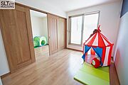 【洋室】続間をつけて二つの部屋を一つの空間に、用途に分けて一つ一つのお部屋に変わりできますよ
