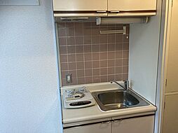 [キッチン] 標準的なシステムキッチンの横幅は、165cm～300cm程度です。2100・2400・2550・2700などミリ単位で表記されます。普段どのように料理をするのかを想定しながら合ったサイズを選びましょう